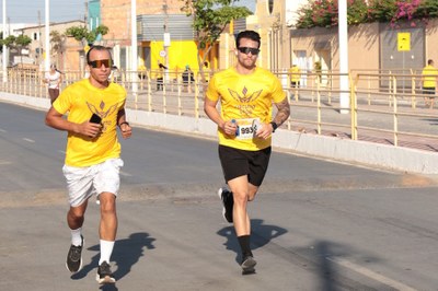 Imagem de duas pessoas correndo na etapa de Barra do Circuito UFOB de Corrida de Rua