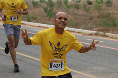 Imagem de homem correndo na Etapa de Barreiras do Circuito UFOB de Corrida Rua
