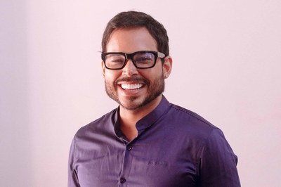 Imagem do pedagogo Silvano Messias, que ministrará oficina "Escrita acadêmica: como elaborar um TCC?”