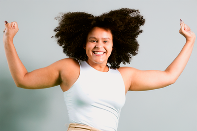 Imagem de estudante pulando de alegria