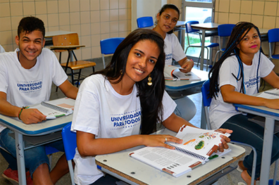 Foto de estudantes em sala de aula no Programa Universidade Para Todos