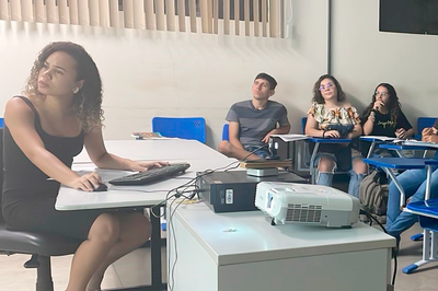 Imagem de professora e estudantes em sala de aula do Programa Universidade Para Todos (UPT/UFOB)