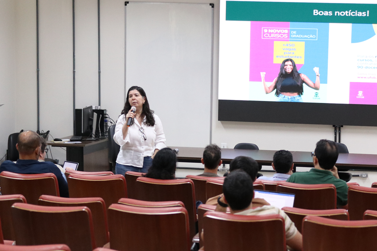 Imagem da professora Adma Lacerda, pró-reitora de Graduação, durante abertura de Encontro com Coordenadores(as) de Curso 