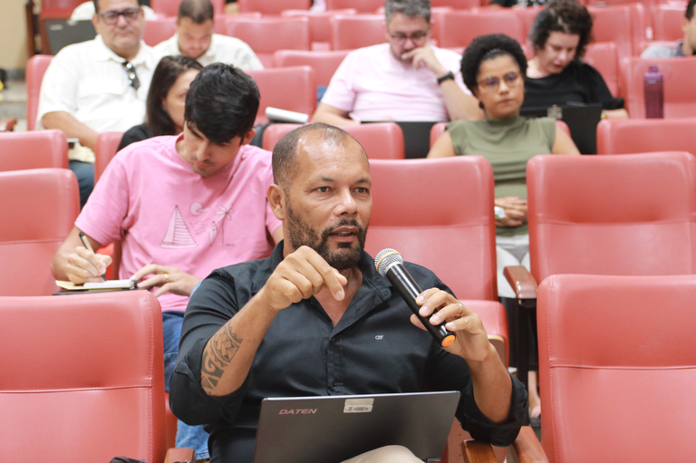 Imagem do professor Eduardo Gomes durante XI Encontro de coordenadores de cursos de graduação da UFOB
