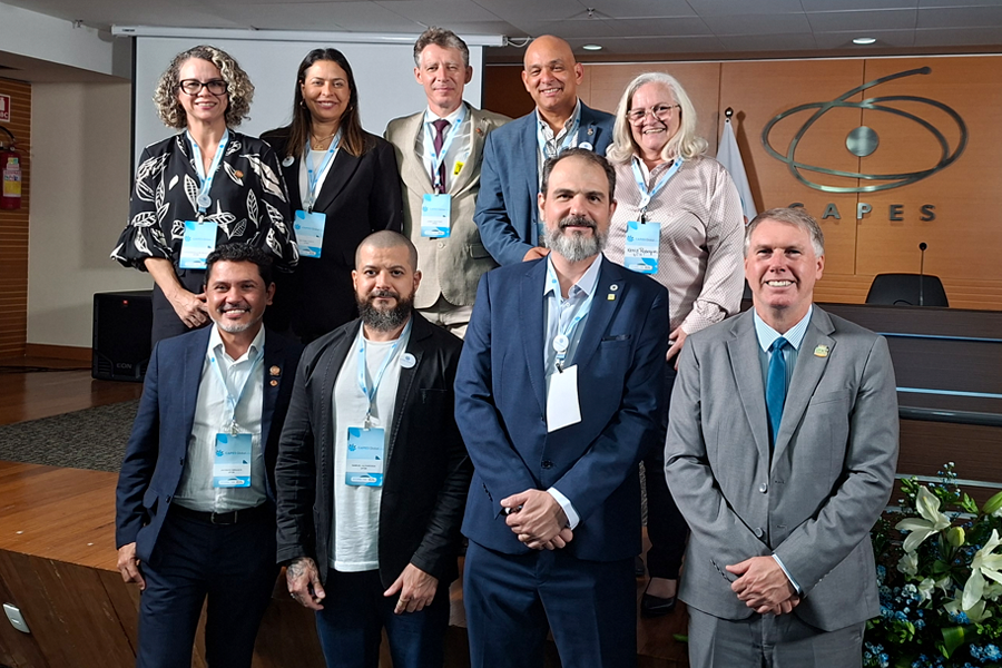 Foto com os reitores e pró-reitores das instituições parceiras na rede Conexões Globais e Saberes Locais: Internacionalização e Cooperação, no palco do auditório da CAPES, em Brasília