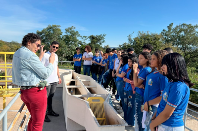 Imagem de servidora da UFOB apresentando a ETE durante a visita guiada do Colégio Estadual de Barreirinhas