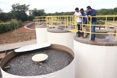 Imagem de pessoas durante visita à Estação de Tratamento de Efluentes, em Barreiras