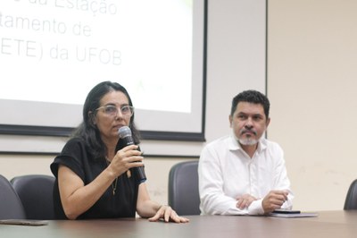Imagem da fala da Pró-Reitora de Planejamento e Desenvolvimento Insitucional, professora Leriane Cardozo, em mesa de abertura do evento em homenagem ao Dia Mundial do Meio Ambiente com o reitor da UFOB, professor Jacques Antonio de Miranda