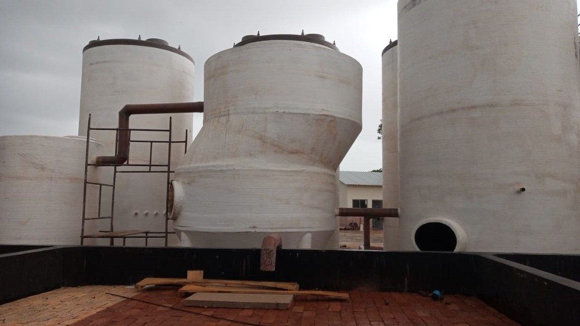 Uma imagem contendo no interior, edifício, mesa, grande

Descrição gerada automaticamente