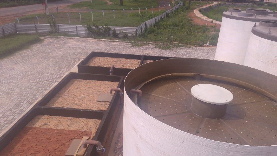 Uma imagem contendo ao ar livre, grama, mesa, lado

Descrição gerada automaticamente