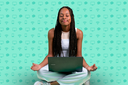 Imagem de pessoa estudante negra sentada com notebook no colo em posição de meditação