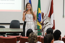 Imagem de professora Maria Victória Braz durante oficina de Comunicação Não-Violenta, realizada no Projeto Escuta Itinerante 2024