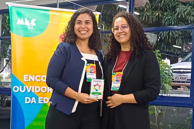 Imagem da ouvidora da UFOB, professora Andréa Leone, recebendo a premiação do Concurso de Boas Práticas do Ministério da Educação