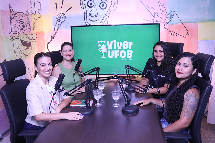 Imagem de egressas do curso de Geografia e apresentadoras do Podcast Viver UFOB 