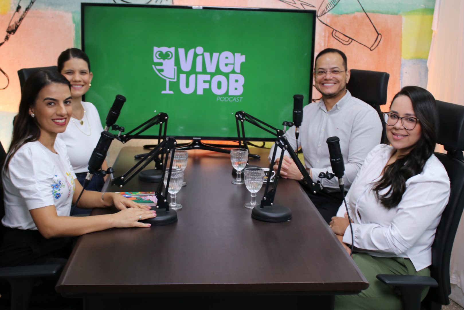 Imagem de egressos do curso de Medicina e apresentadoras do Podcast Viver UFOB