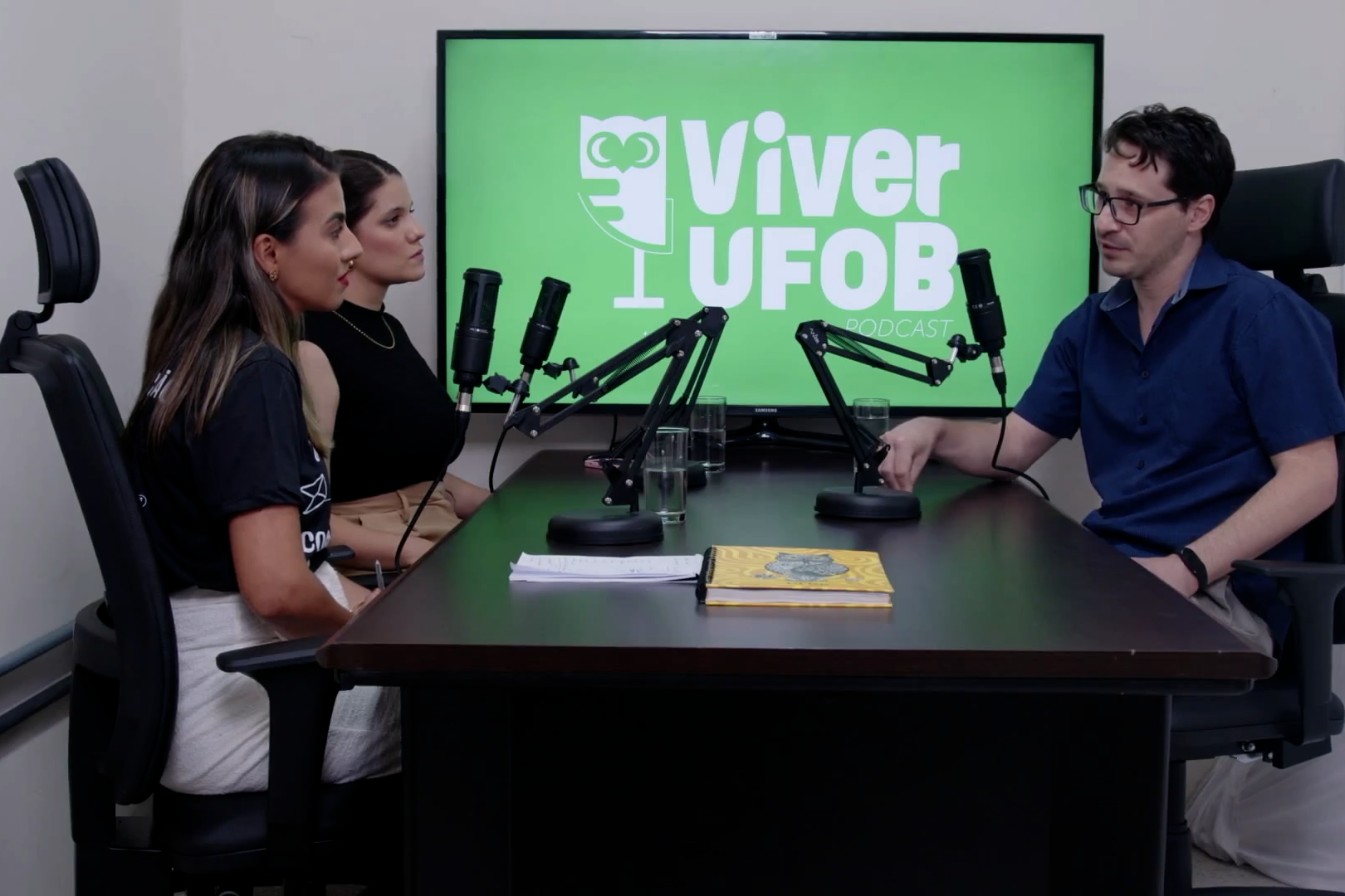  Imagem de egresso do curso de Engenharia Sanitária e Ambiental, Vinicius Kuhn, e apresentadoras do Podcast Viver UFOB