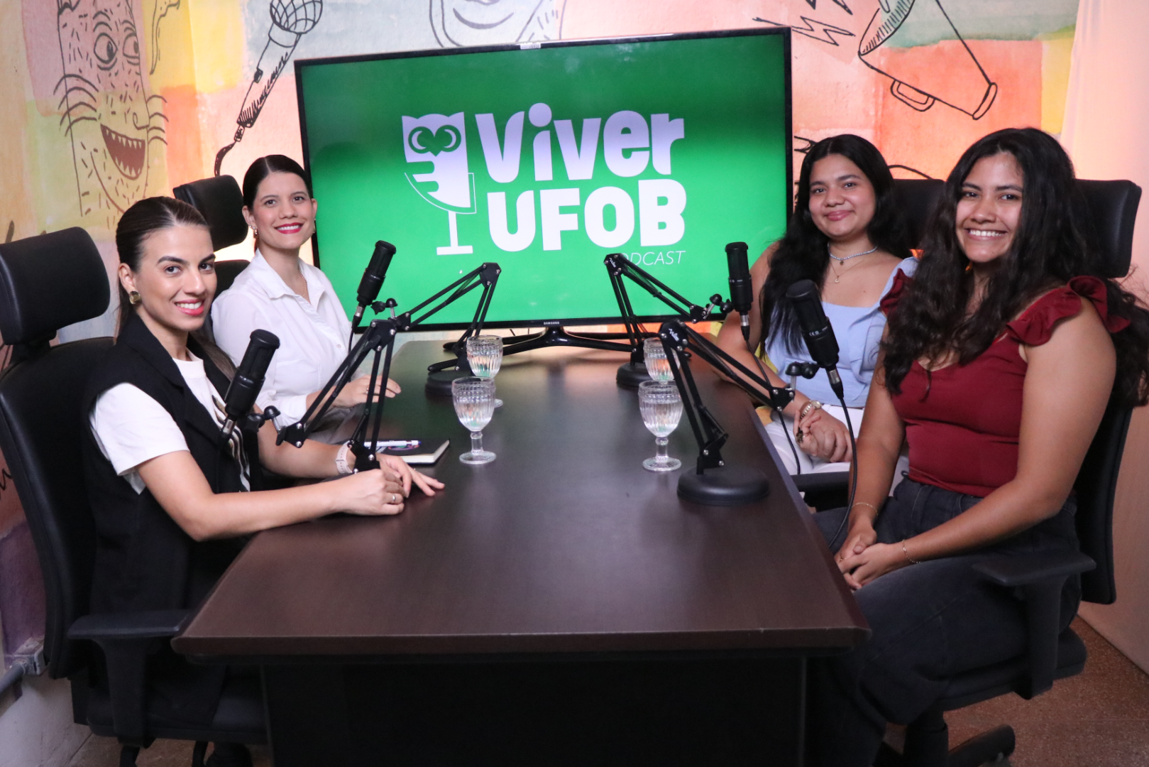 Imagem de egressos intercambistas do PILA e apresentadoras do Podcast Viver UFOB