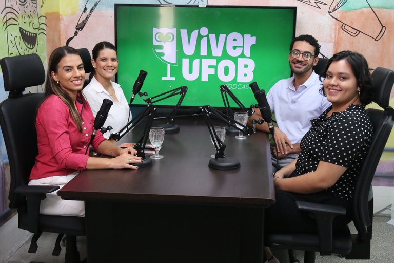 Imagem de egressos do curso de Farmácia e apresentadoras do Podcast Viver UFOB
