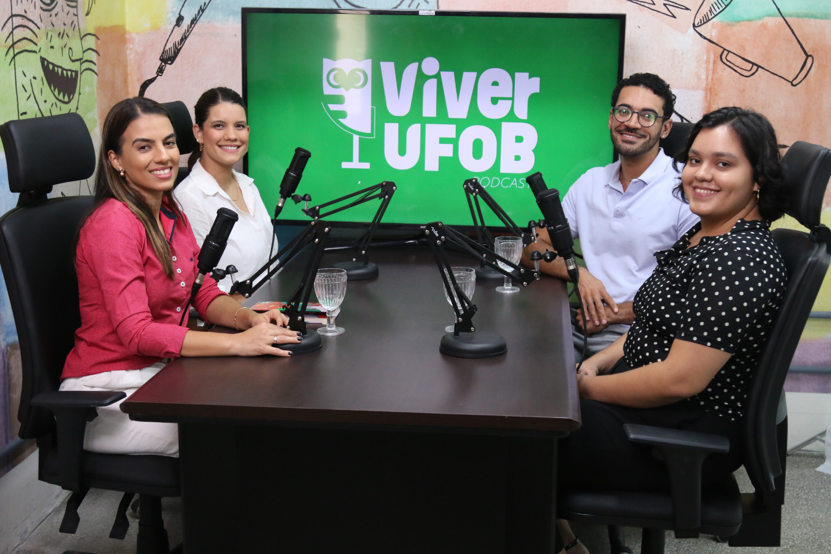 Imagem de egressos do curso de Farmácia e apresentadoras do Podcast Viver UFOB