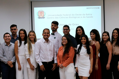 Egressos do curso de Medicina da UFOB em cerimônia de colação de grau