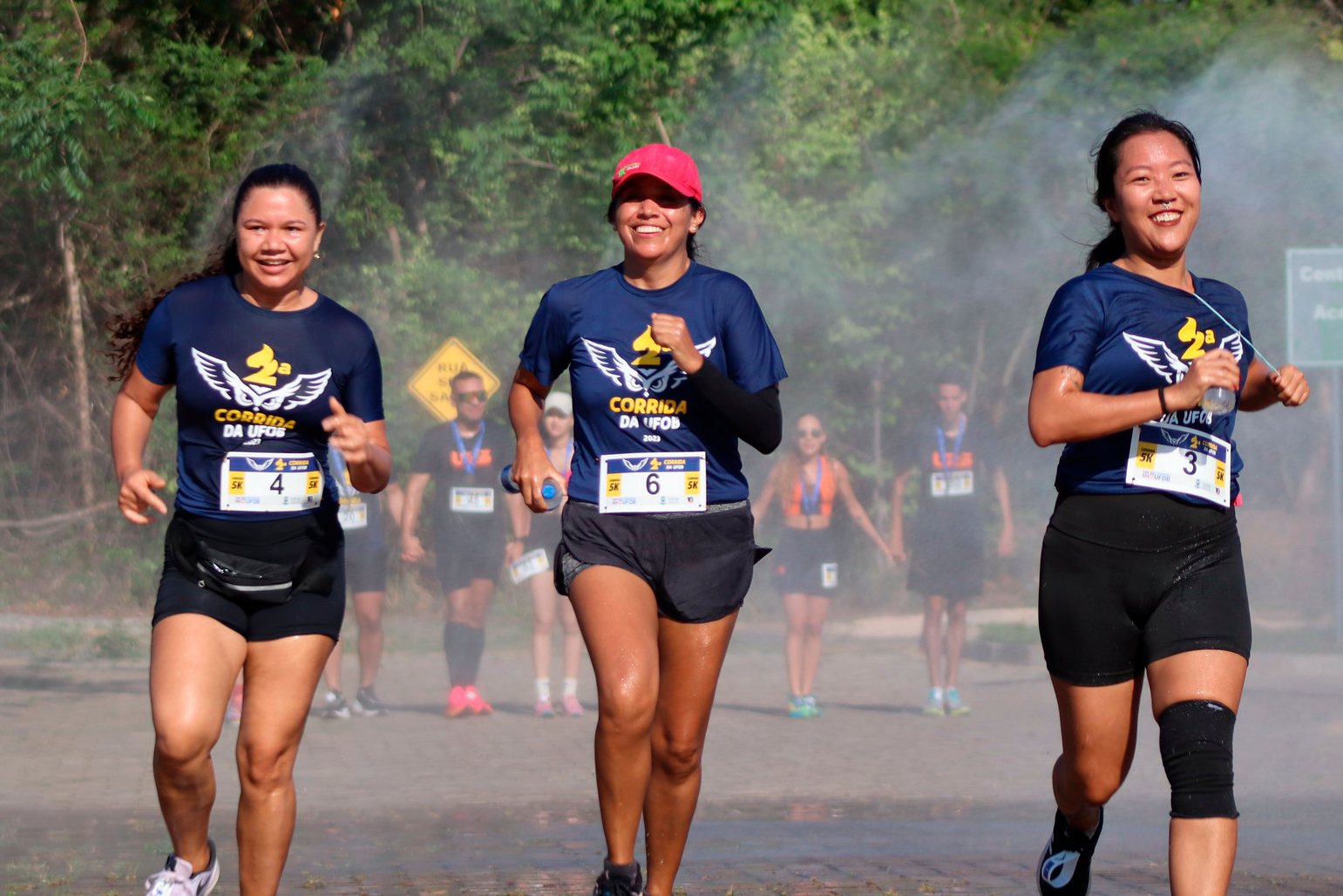 Atletas na chegada da segunda edição da corrida da UFOB, em 2023