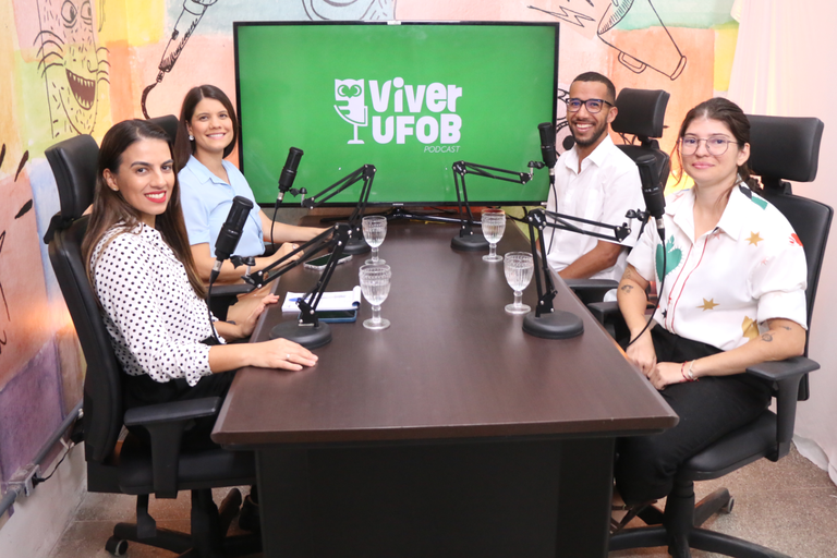 Apresentadoras e pessoas entrevistadas durante gravação do 8º episódio do Podcast Viver UFOB 