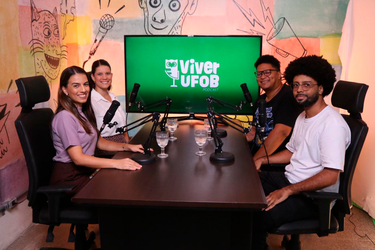 Imagem de egressos do curso de Bacharelado em História durante o episódio 9 do podcast Viver UFOB