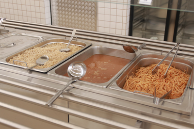 Foto de comida a ser servida no Restaurante Universitário da UFOB