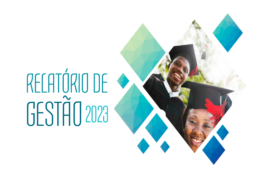 Arte em fundo branco com quadrados verdes e foto de estudantes negros com capelo, seguido do texto "Relatório de Gestão 2023"