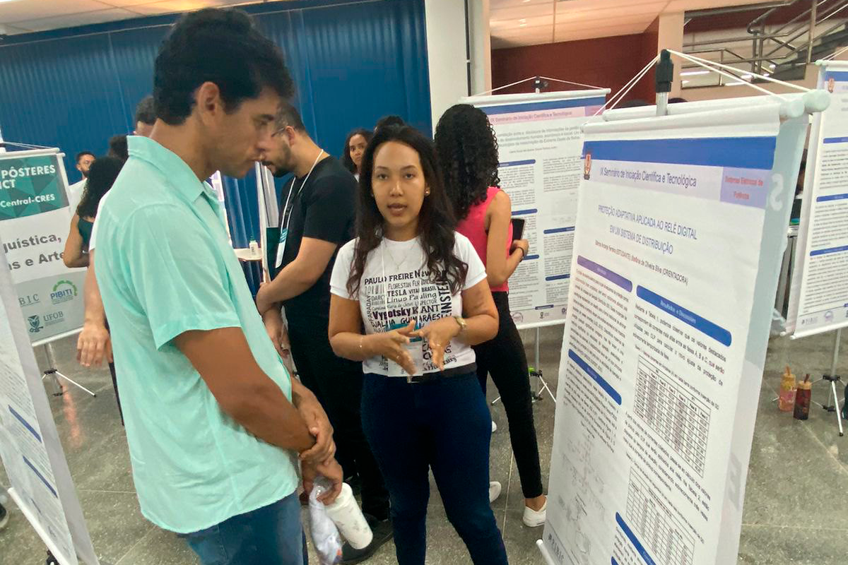 Estudante apresentando resultado de pesquisa durante Seminário Institucional de Iniciaação Científica e Tecnológica