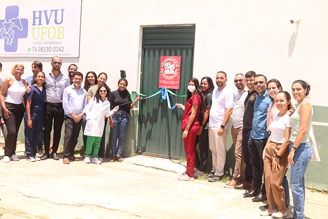 Imagem de comunidade universitária durante a inauguração da Ampliação do Setor de pequenos animais do Hospital Veterinário do campus de Barra 