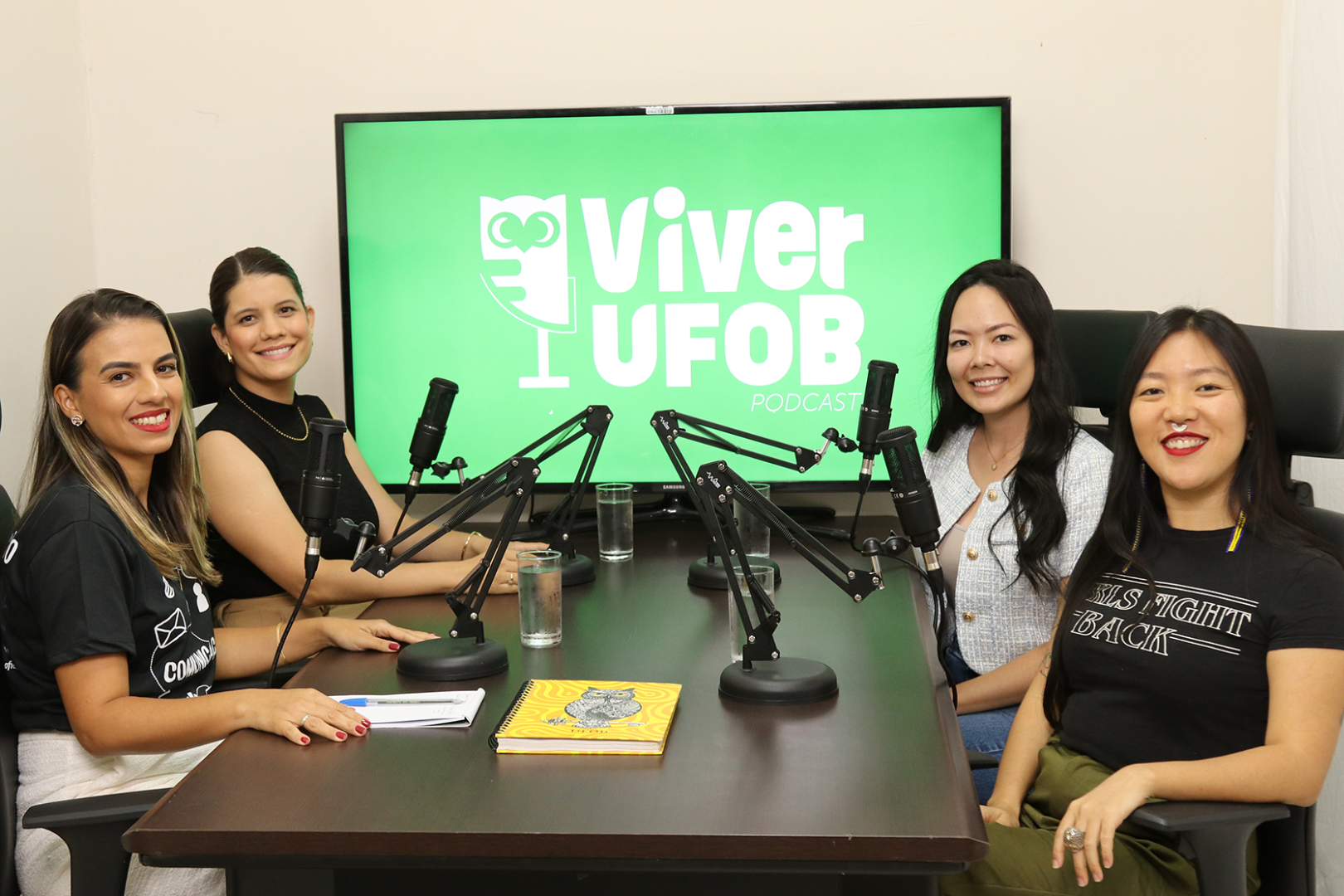 Imagem das apresentadoras Ana Camila e Geórgia Sousa e das entrevistadas Diana Takemoto e Diandra Tanaka durante primeiro episódio do podcast Viver UFOB