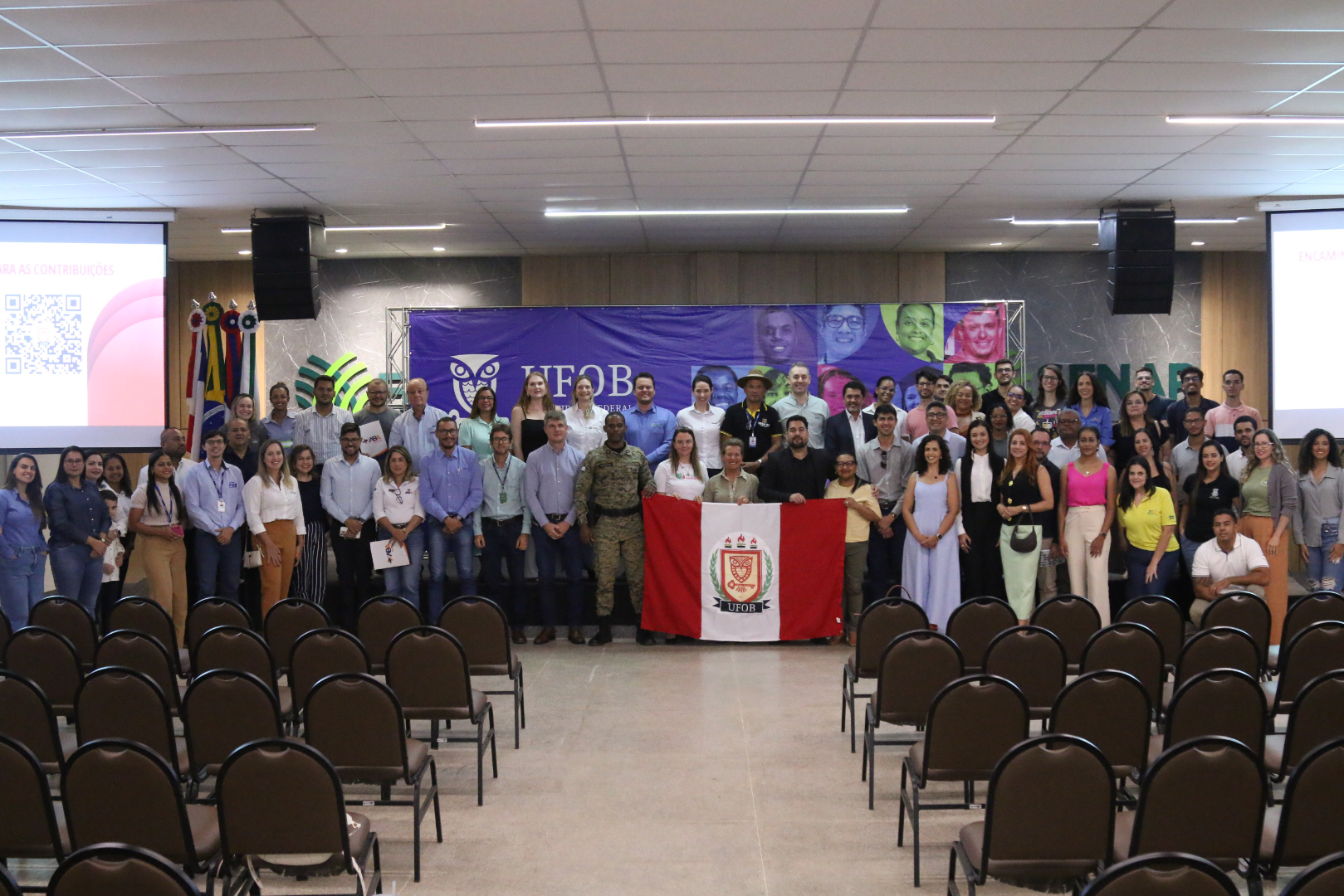 Imagem de pessoas reunidas após audiência pública para discussão de criação de novos cursos da UFOB no Campus de Luís Eduardo Magalhães