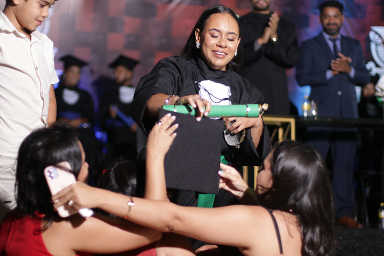 Imagem de formanda do curso de Medicina Veterinária abraçada à família durante solenidade de Colação de Grau do Centro Multidisciplinar da UFOB de Barra