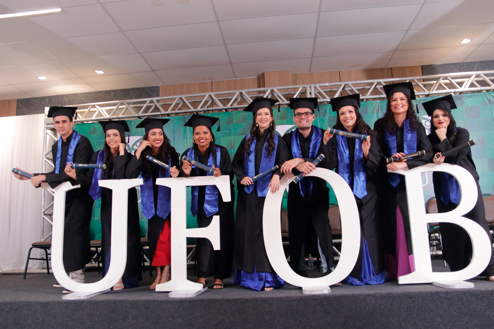 Imagem da cerimônia de colação de grau 2024.2 dos cursos do Campus de LEM, ocorrida no dia 11 de abril de 2025