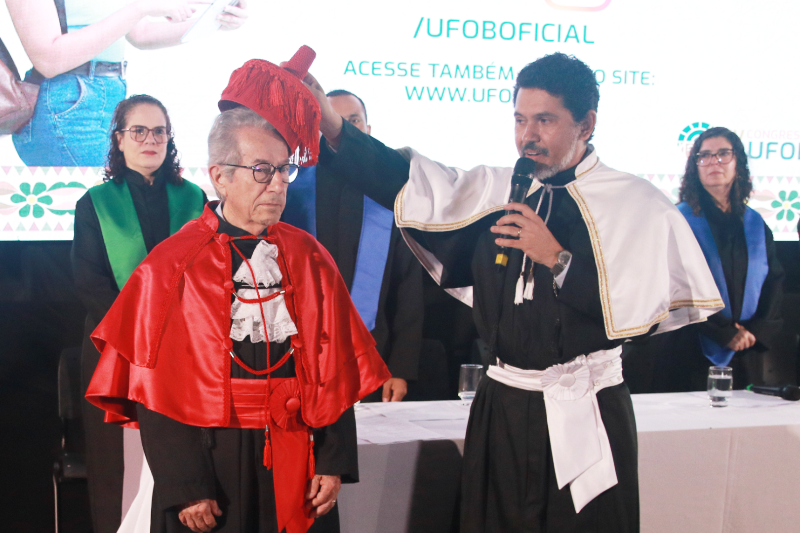 Foto da entrega do título de Doutor Honoris Causa ao professor Dermeval Saviani