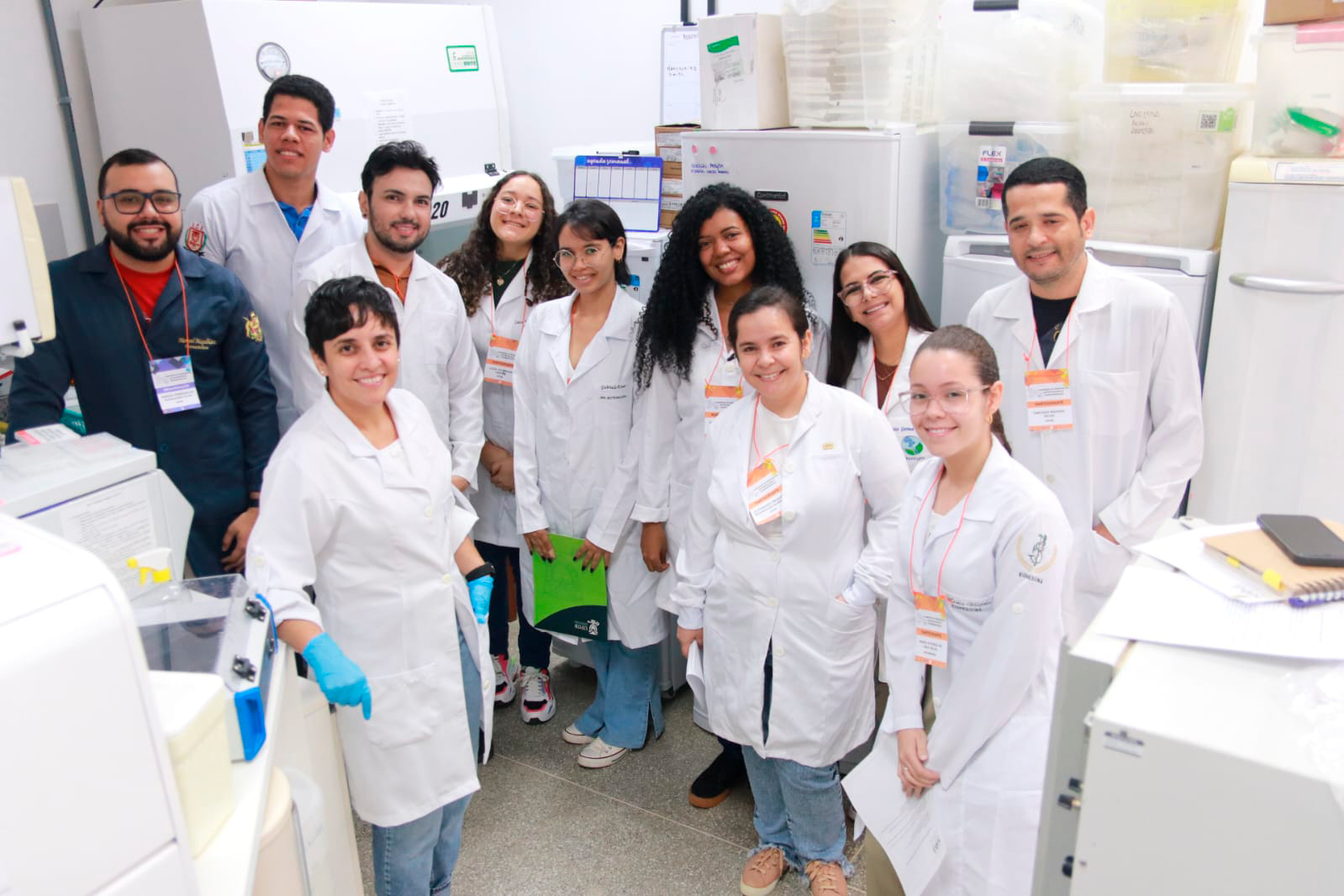 Foto de pessoas em laboratório durante minicurso "Conhecendo a técnica de PCR: um curso prático"