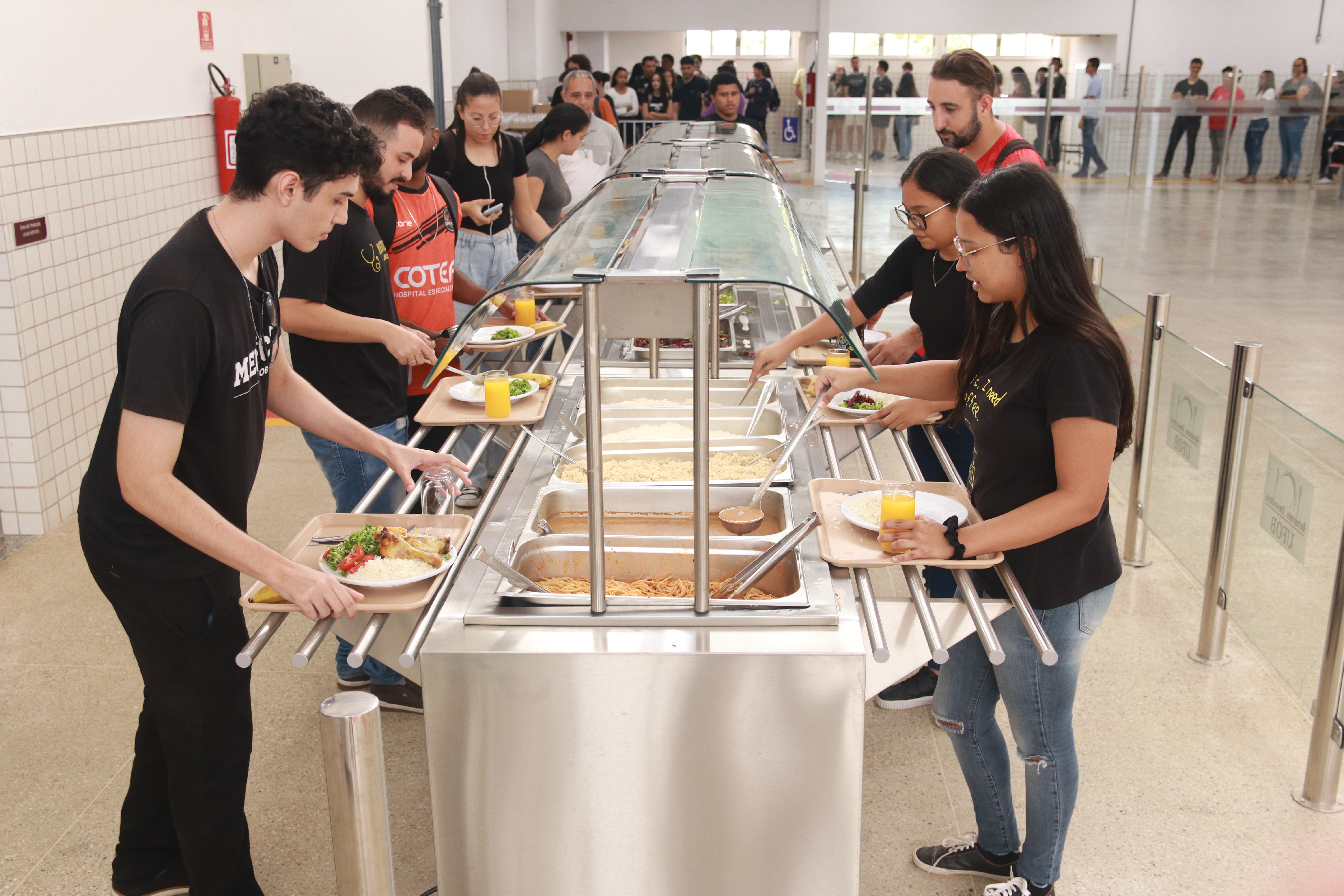 Foto de estudantes se servindo no novo RU da UFOB no mês de dezembro de 2024