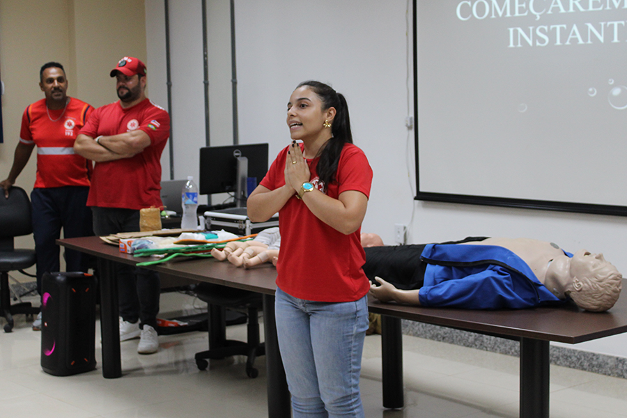 Imagem de socorristas durante curso de Primeiros Socorros para socorristas leigos realizada durante a Semana de Integração Universitária 2024