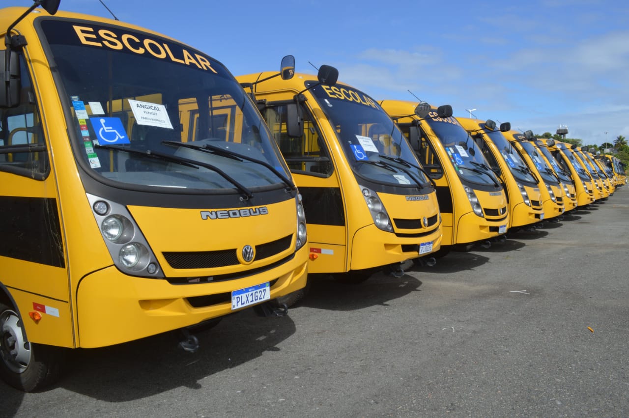 Imagem de ônibus escolares enfileirados em garagem