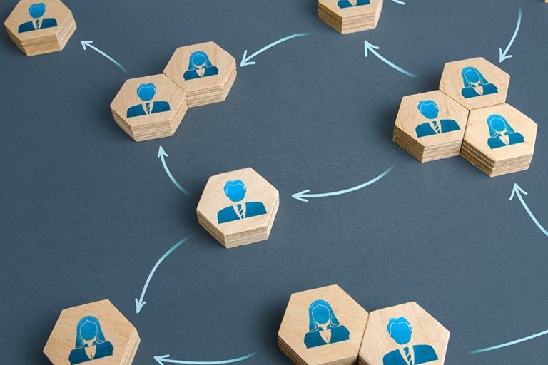 Imagem em fundo cinza com peças de encaixe com rosto de homem e mulher