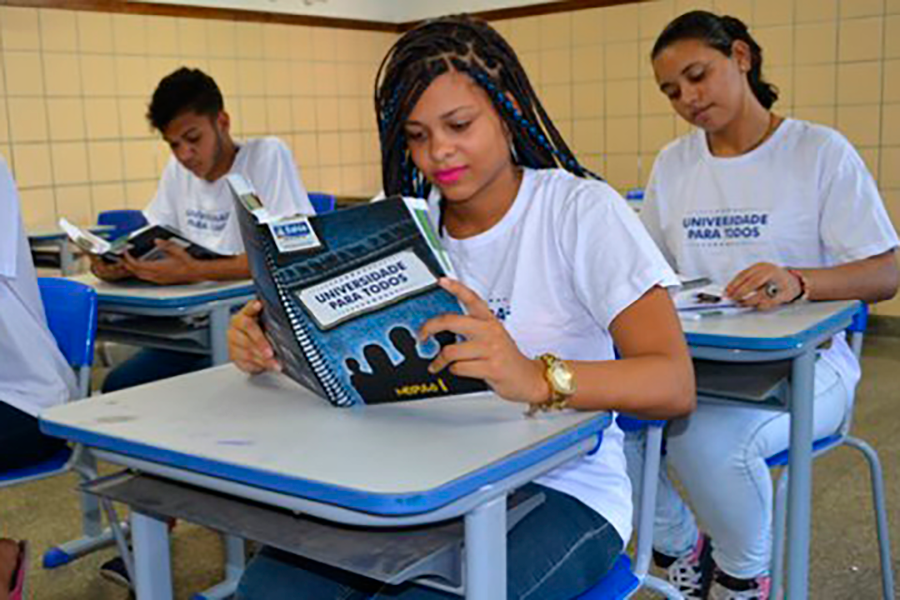 Estudantes em sala de aula no programa Universidade Para Todos