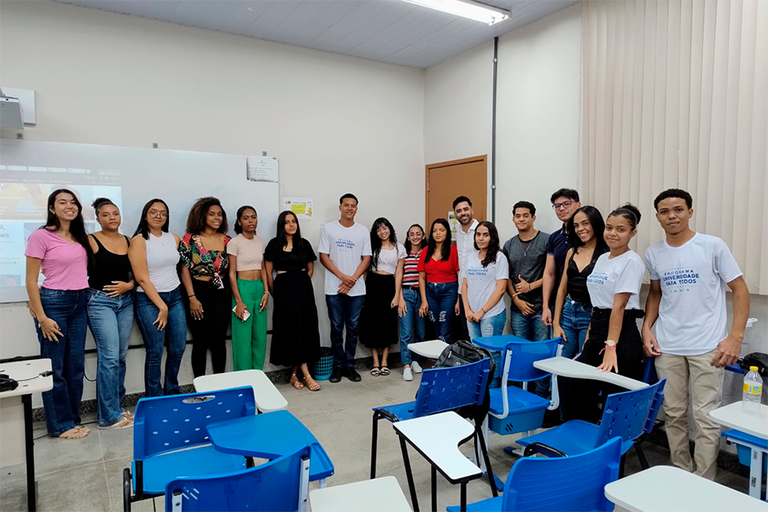 Foto de estudantes da UFOB em sala de aula do Programa Universidade Para Todos