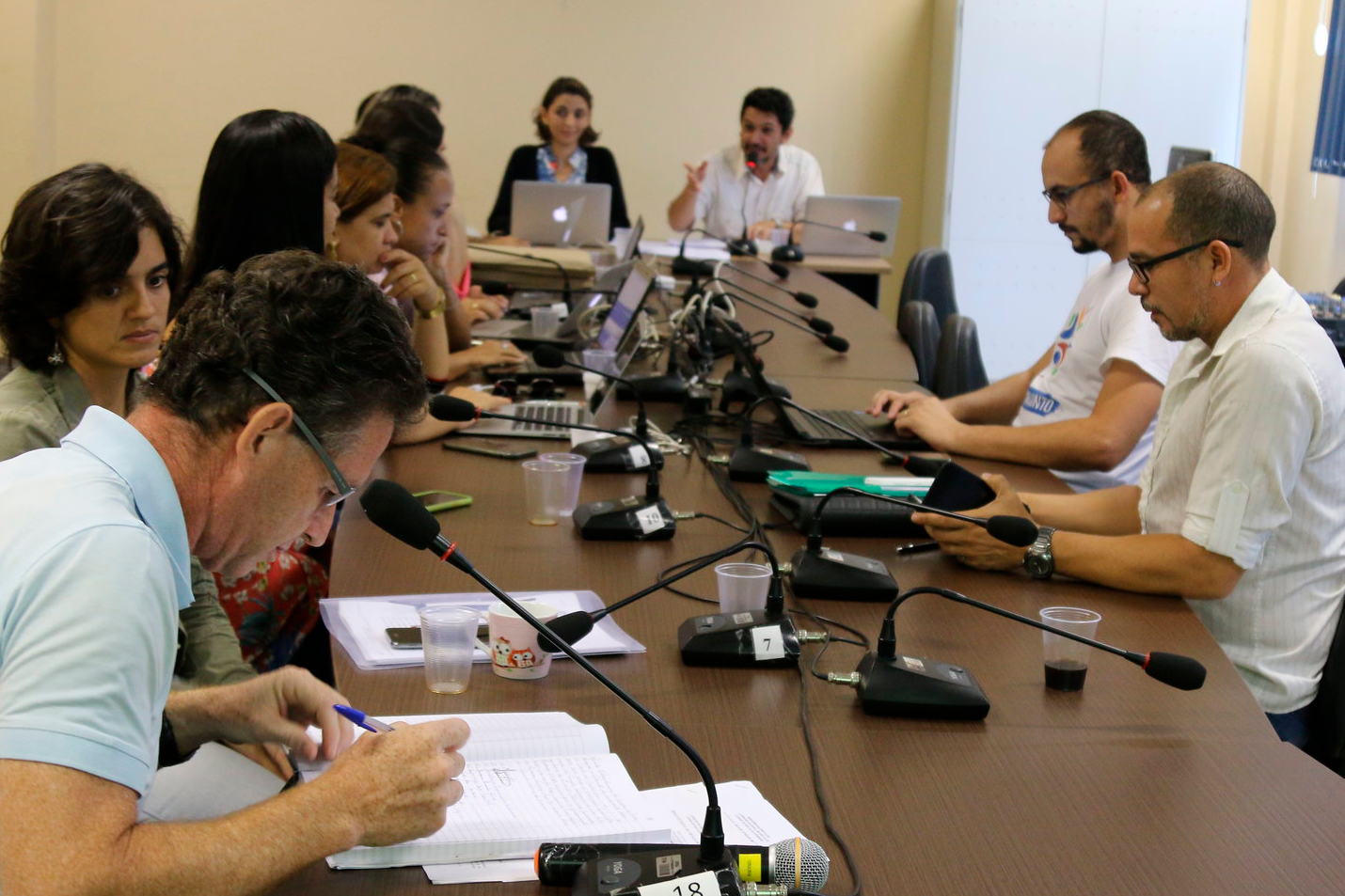 Foto de pessoas reunidas em volta de uma mesa durante reunião de Conselho da UFOB