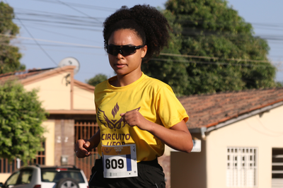 Imagem de mulhor correndo durante etapa do Circuito UFOB de Corrida de Rua 2025