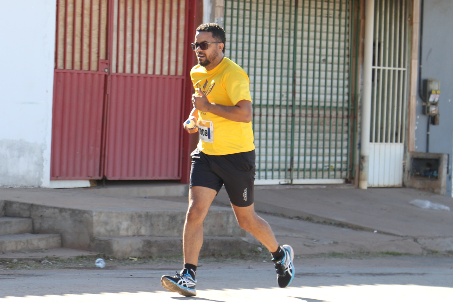 Imagem de homem correndo durante etapa de LEM do Circuito UFOB de corrida de Rua