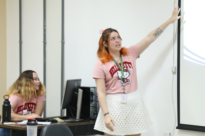 Estudantes Adelina Francisco Malanquini Matsunaga e Auane Reis,  do curso de Medicina, durante apresentação do Coletivo Delfons de pessoas autistas da UFOB em encontro ocorrido no dia 30 de julho