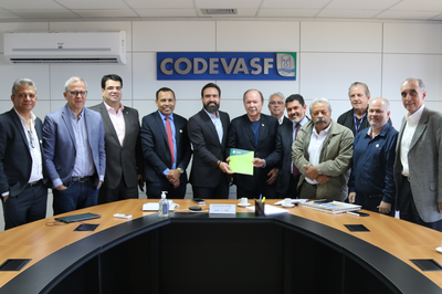 Imagem de reunião do reitor da UFOB, Jacques Miranda, com o presidente da Codevasf, Lucas Felipe de Oliveira, o deputado federal João Leão, os professores Antonio Oliveira, vice-reitor da UFOB, Kuelson Maciel e Luis Gomes Carvalho, do Centro das Ciências Exatas e das Tecnologias da UFOB, Elcio Silva Ribeiro e André Bergsten Mendes, da USP, Ademar Nogueira Nascimento (UFBA)
