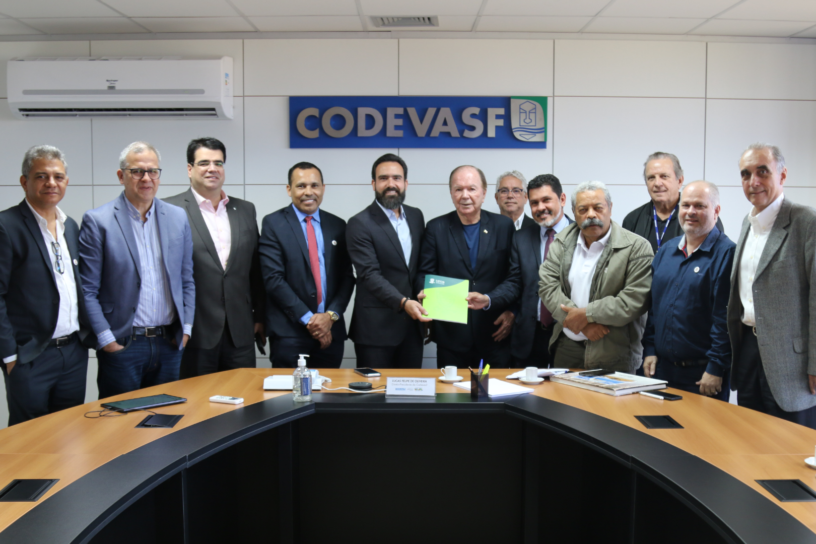 Imagem de reunião do reitor da UFOB, Jacques Miranda, com o presidente da Codevasf, Lucas Felipe de Oliveira, o deputado federal João Leão, os professores Antonio Oliveira, vice-reitor da UFOB, Kuelson Maciel e Luis Gomes Carvalho, do Centro das Ciências Exatas e das Tecnologias da UFOB, Elcio Silva Ribeiro e André Bergsten Mendes, da USP, Ademar Nogueira Nascimento (UFBA)