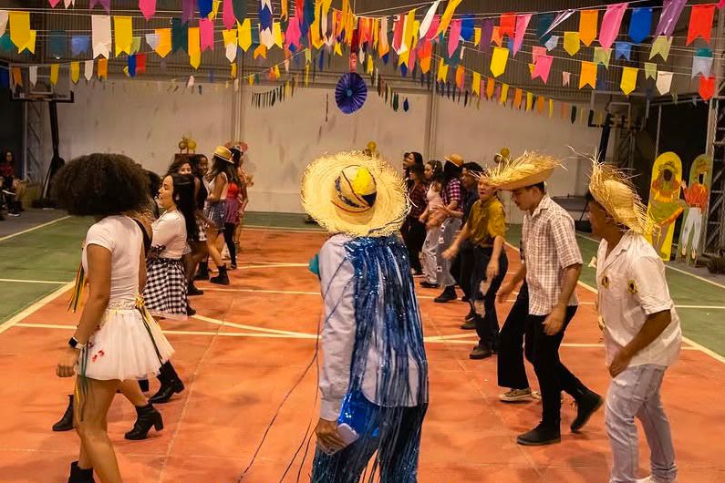 Imagem de estudantes durante evento junino no Centro Multidisciplinar de Santa Maria da Vitória